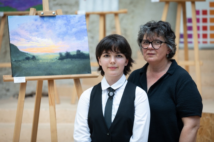 Emiliana Pogačnik Ajdič z mentorico Alešo Sušnik Škedelj. (Foto: JSKD)