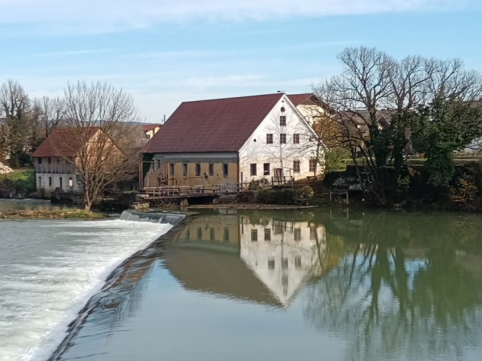 Dularjev mlin v Vavti vasi, ki tvori značilno veduto občinskega središča, je razpoznavni znak občine Straža. (Foto: M. Ž.)