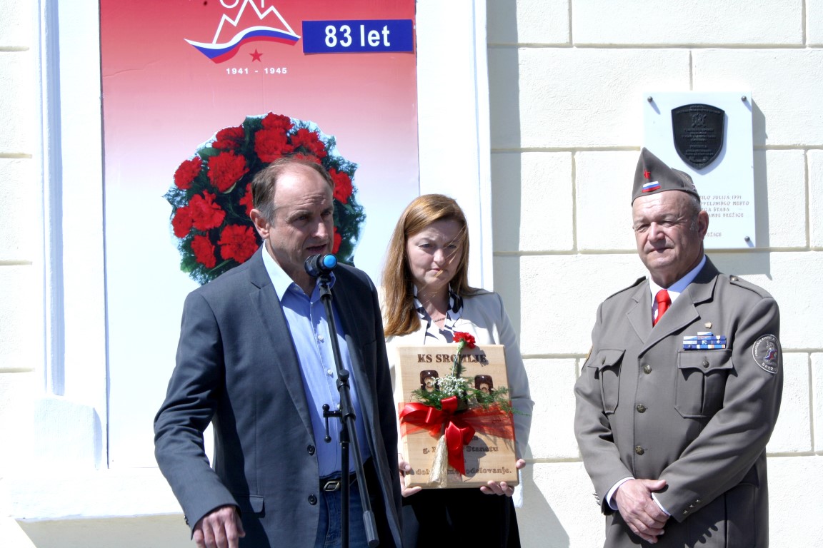 Ferdo Pinterič (levo) in Jasmina Juratovec sta se zahvalila Stanetu Preskarju za sodelovanje s Sromljami.