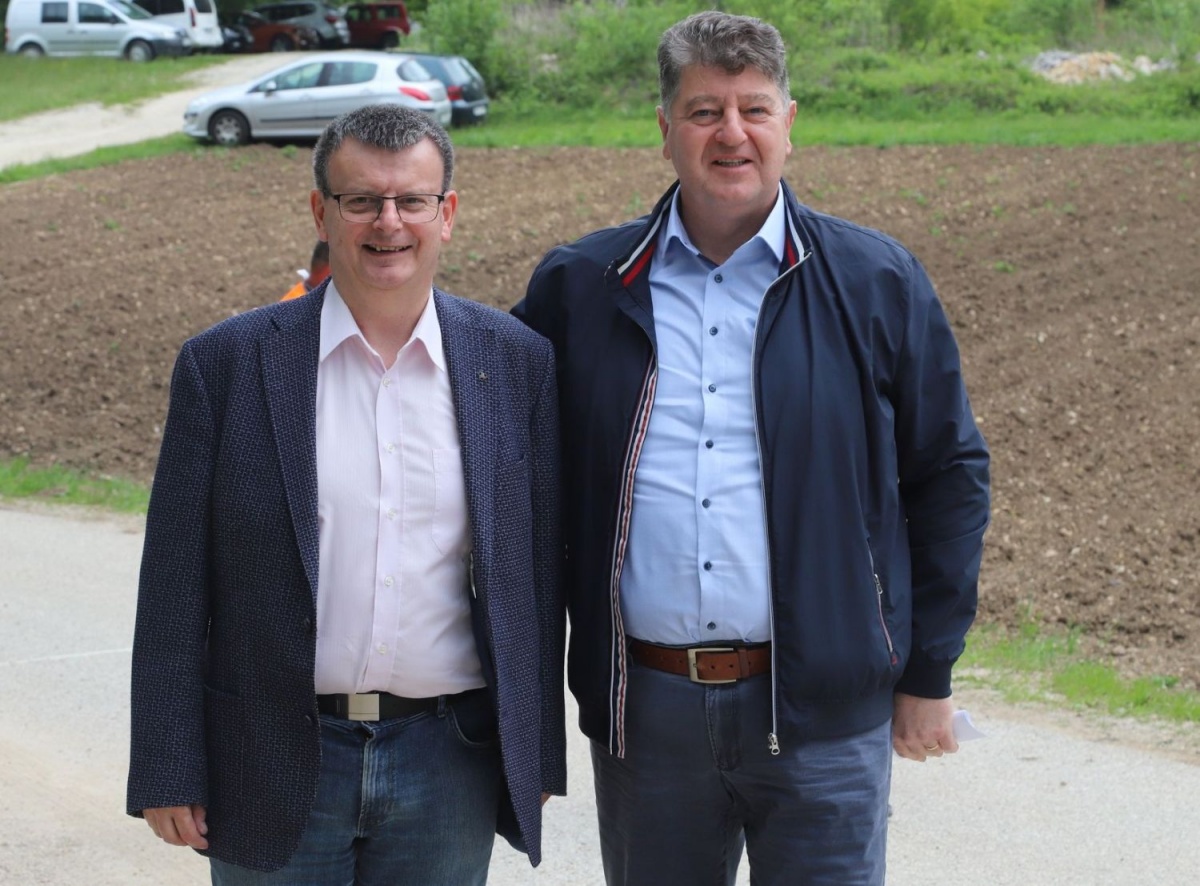 Župan občine Šentjernej Jože Simončič (na desni) je za slavnostnega govornika za praznik dela na Javorovico povabil dr. Aleša Gabriča.