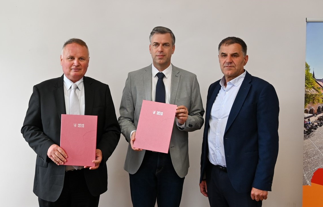 Z leve: direktor podjetja Teleg-M Milovan Gazibarić, novomeški župan Gregor Macedoni in predsednik KS Karteljevo Bojan Florjančič. (Foto: MO NM)