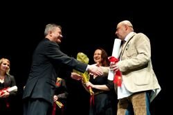 Kranjski župan Mohar Bogataj je podelil nagrado Matjažu Bergerju,ravnatelju APT. (Foto: APT)