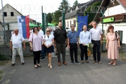 Predstavniki slovenskih in hrvaških lokalnih skupnosti so tako prestopili za zdaj še ožičeno državno mejo na Obrežju pri Kalinu.
