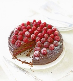 Recept: Malinova čokoladna torta