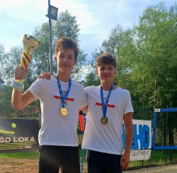 Šentjernejčan Peter Bregar (OK Kostanjevica na Krki) v dvojicah državni prvak v odbojki na mivki U16