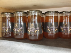 Najvišje nagrajeni čebelji izdelki izpod rok dolenjskega čebelarja Mihe Tekavčiča