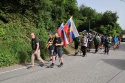 FOTO: 10. pohod v spomin na prvi strel v vojni za samostojno Slovenijo v Pogancih