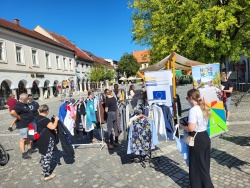 Izmenjava oblačil na Glavnem trgu pritegnila veliko obiskovalcev