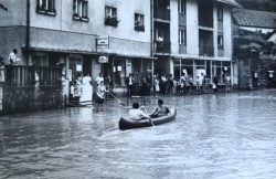 DL: Porumenela fotografija - Katera reka teče skozi Metliko?