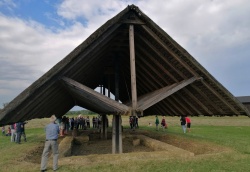 DL: Lebdeča streha kliče po obnovi; ni vpisana kot dediščina