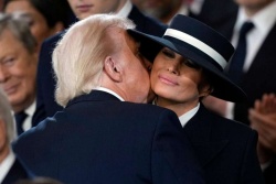 Melaniin klobuk kriv za nerodni poljub z Donaldom Trumpom