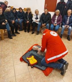 Pomagaj prvi - prikaz temeljnih postopkov oživljanja in uporabe defibrilatorja