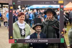 FOTO: Več tisoč pohodnikov - tudi v maskah po poti Josipa Jurčiča