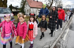 FOTO: Tradicionalno pustno rajanje s povorko v Straži