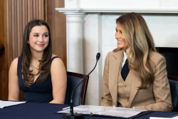 Melania Trump navdušila v obleki, ki odraža moč in vpliv