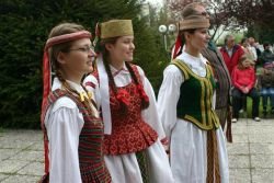 Lani so slovensko publiko navduševali tudi folkloristi iz Litve. (Foto: M. L., arhiv DL)