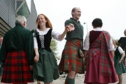 Tudi brežiški sobotni nastop škotskih udeležencev letošnjega Slofolka ni bil ravno vsakdanji za naše kraje.