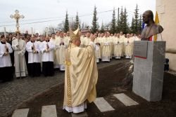 Andrej Glavan blagoslavlja doprsni kip škofa Vovka (Foto: B. B.)