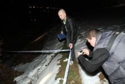 Kriminalisti sinoči na kraju najdbe trupla (Foto: A. Matič)