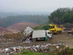 V Leskovcu od konca aprila mešanih komunalnih odpadkov ne odlagajo, ampak jih začasno skladiščijo ne platoju ob deponijskem prostoru. (Foto: T. J.-G., arhiv DL)