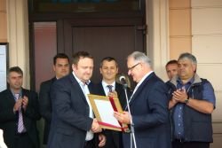 Novomeški župan je direktorju Slovenskih železnic izročil posebno priznanje.