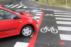 Oznake na cesti voznike motornih vozil opozarjajo na prisotnost kolesarjev. (Foto: I. Vidmar)
