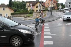 Voznica Peugeota je grdo izsilila otroka na kolesu. (Foto: I. Vidmar)