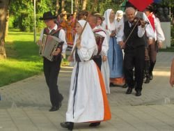 Folklorna skupina Kres med povorko v Livnem.