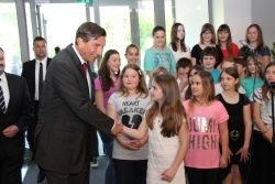Slavnostni govornik včerajšnje slovesnosti Borut Pahor je prisrčno pozdravil učence in zbrane v avli šole. (Foto: M. Ž.)