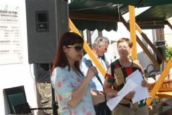 Ena glasnejših zagovornic širše uporabe konoplje poslanka Violeta Tomič na petkovem 10. ekoprazniku v Novem mestu. (Foto: M. L., arhiv DL)