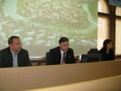 Direktor Komunale Novo mesto Gregor Klemenčič, župan Gregor Macedoni in Bernarda Barbo, vodja EKO tedna. (Foto: M. M.)