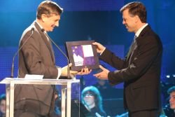 Predsednik Pahor je županu ob tej priložnosti podaril slovensko zastavo. (Foto: I. Vidmar)