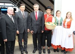 Z leve: direktor Grma Novo mesto – centra biotehnike in turizma Tone Hrovat, predsednik Slovenije Borut Pahor, kmetijski minister Dejan Židan z učenci šole.
