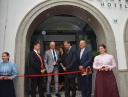 Otvoritveni trak sta lastnika hotela Center Aljoša Milič in Gorazd Gabrijel prerezala v družbi novomeškega župana Gregorja Macedonija. (Foto: M. M.)
