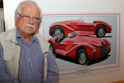 Georg Gedl ob risbi Ferrarijevega modela 125  S, prvega avtomobila te italijanske znamke, ki je bil leta 1947 izdelan v  Maranelu, na svojem drugem nastopu pa je Franco Cortese na Veliki  nagradi Rima z njim dosegel prvo Ferrarijevo zmago v formuli 1. (Foto:  I. Vidmar)