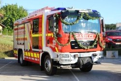 Dobrniški prostovoljni gasilci in gasilke so v soboto ob praznovanju 90-letnice delovanja društva prevzeli tudi sodobno gasilsko vozilo GVC 16/25.