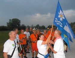 Pohodnike so do meje z občino Škocjan prvi dan spremili člani šmarješke  Šole zdravja in županja Bernardka Krnc, ki je pohodnikom tudi predala  občinsko zastavo. (Foto: Štefan Petrovič)