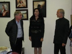 Z otvoritve razstave: Drago Vidmar (levo), direktorica Knjižnice Kočevje Cirila Pekica in Roman Batis.