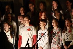 Del otroškega in mladinskega pevskega zbora žužemberške osnovne šole, ki ga vodi Katja Avsenik.