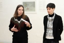 Kuratorka Anja Zver z Vesno Bukovec ob odprtju razstave v galeriji Simulaker. (Foto: I. Vidmar)