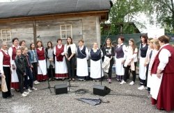 S članicami zbora Društva podeželskih žena Pod Gorjanci Kostanjevica na Krki so zapele tudi učenke kostanjeviške osnovne šole. (Foto: M. L.)
