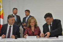 Spredaj Gregor Macedoni, Vesna Hajsan-Dolinar in Peter Verlič, v ozadju minister Peter Gašperšič in Alen Gospočić.