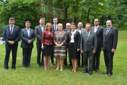 Župani in županje devetih slovenskih občin in Karlovačke županije so danes podpisali dogovor o sodelovanju pri revitalizaciji regionalne železniške povezave.