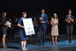 Plaketo za najbolj kulturno šolo leta 2018 je prevzela ravnateljica OŠ Mokronog Zvonimira Kostrevc. (Foto: Tamino Ptelinšek / STA)