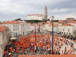 Tartinijev trg v Piranu je tudi letos zaradi telovadcev Šole zdravja postal dobesedno oranžen.