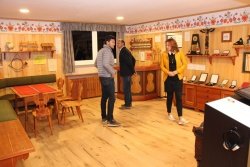 V muzeju je rekonstrukcija vadbene sobe iz Slakove družinske hiše v Guncljah z originalnim pohištvom in inventarjem.