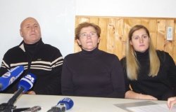 Bregačeva družina je prizadeta: oče Tone, mama Štefka, hčerka Maruša.