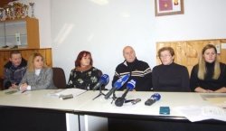 Na novinarski konferenci (od leve proti desni): Ciril Redek, izr. prof. dr. Annmarie Gorenc Zoran, Valerija Bužan, Tone, Štefka in Maruša Bregač.