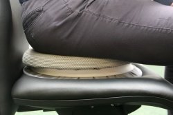 Infinity PAD človeka med sedenjem sili v pravilen položaj hrbtenice. (Foto: B. B.)