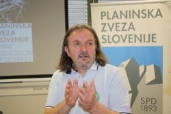 Dušan Klenovšek je opozoril, da tujci, npr. Angleži, prihajajo v Slovenijo po rastline in jih odnašajo s seboj ter tam prodajajo. (Foto: M. L.)
